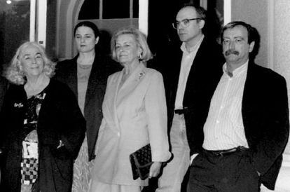 Carmen Mart&iacute;n Gaite, Adelaida Garc&iacute;a Morales, Josefina Aldecoa, Justo Navarro y Rafael Chirbes en 1994.