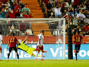 Carlos Soler, anotando el segundo gol de España