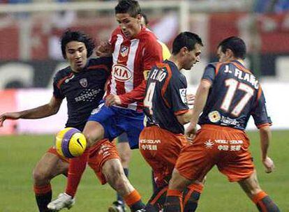 Fernando Torres lucha por el balón