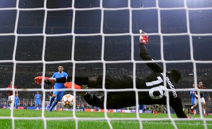 El penalti de Luis Suárez que dio la victoria al Atlético (1-2) en San Siro contra el Milan.