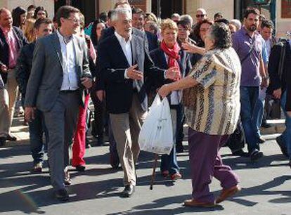 Griñán saluda a una mujer, durante su visita a Almería.