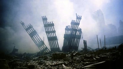 Restos del World Trade Center, en medio de los escombros en Nueva York, el martes 11 de septiembre de 2001.