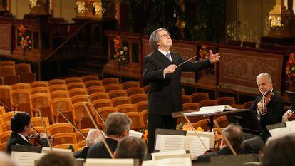 Riccardo Muti, al frente de la Filarmónica de Viena en el concierto de Año Nuevo de 2021.