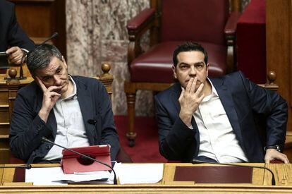 Tsipras (d) y Tsakalotos, ministro de Finanzas, durante el debate.
