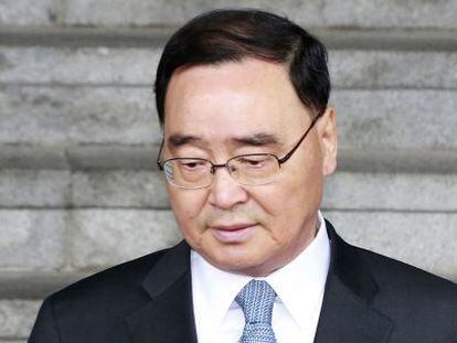 El primer ministro de Corea del Sur abandona el complejo central del Gobierno en Se&uacute;l tras su dimisi&oacute;n. 