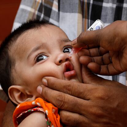 Una niña recibe gotas de la vacuna contra la polio, en Karachi, Pakistán, en una imagen de archivo.