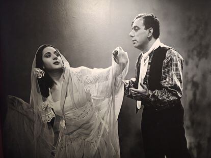 Lola Flores y Manolo Caracol, en un fotograma de la película 'Embrujo' (1947).