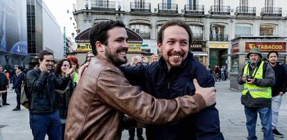 Iglesias y Garzón escenifican su acuerdo en la Puerta del Sol de Madrid, escenario del 15-M.