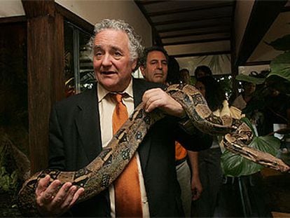 El director de Cosmocaixa, Jorge Wagensberg, ayer con una boa constrictor en la presentación del nuevo museo.