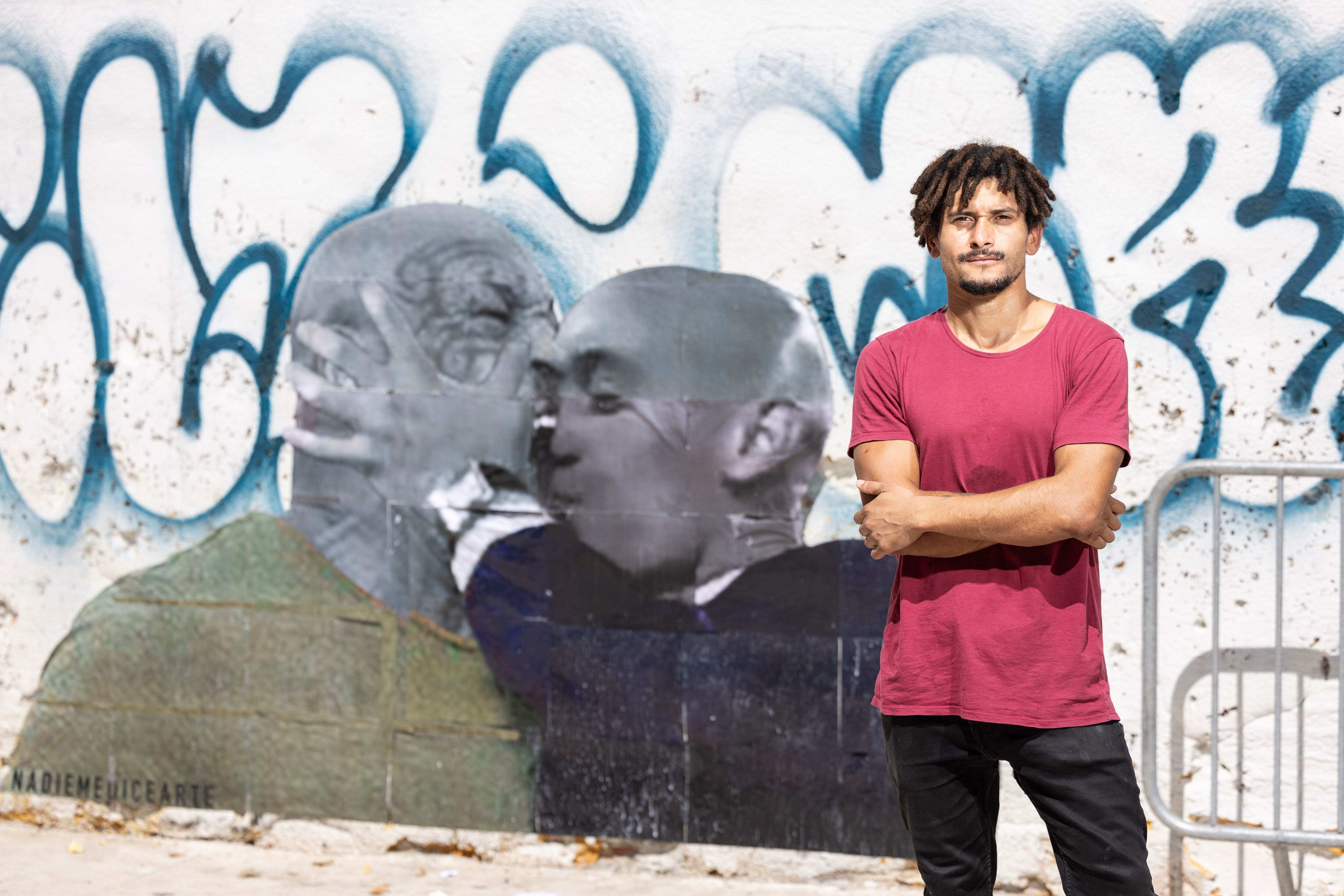 En la imagen el artista brasileño Nadiemedicearte, junto a su ultimo mural sobre Luis Rubiales y el beso a Jennifer Hermoso, con una imagen celebre de Michael Tyson, en el barrio de Sants. Foto: Massimiliano Minocri 