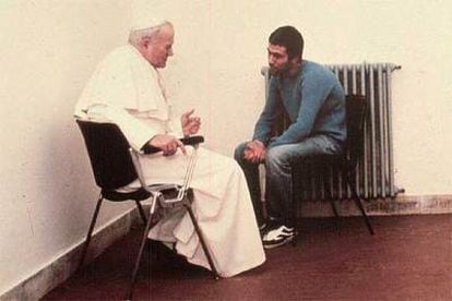 Juan Pablo II visita a Ali Agca en la cárcel en diciembre de 1983, dos años y medio después del atentado.