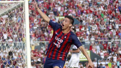  El delantero Fernando Ovelar, de Cerro Porteño, celebra su gol ante Olimpia, el domingo 4 de noviembre.