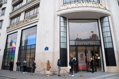 Clientes ante la tienda de lujo Louis Vuitton de los Campos Elíseos de París, que ha reabierto este lunes.