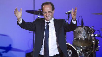 Fran&ccedil;ois Hollande, presidente electo de Francia, celebra ayer su victoria en la Plaza de la Bastilla. 
