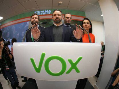 El presidente de Vox, Santiago Abascal (c), junto a Iván Espinosa de los Monteros (i), Javier Ortega Smith (2d) y Rocío Monasterio (d). 