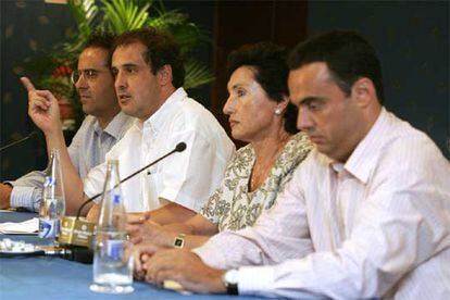 La viuda y los hijos del asesinado Fernando Múgica, en la rueda de prensa tras el juicio contra el etarra Txapote.