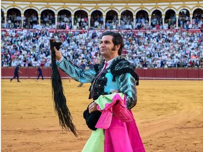 Morante de la Puebla pasea las dos orejas y el rabo del toro 'Ligerito'.