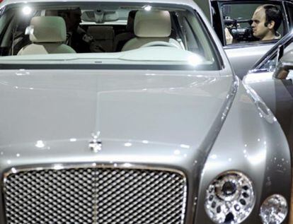 Un cámara graba el interior de un Bentley expuesto en el Salón del Automóvil de Nueva York 2012 organizado en la ciudad estadounidense hoy, miércoles 4 de abril de 2012