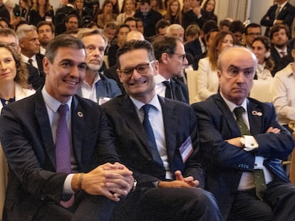 Desde la izquierda: Pedro Sánchez, presidente del Gobierno español, Joseph Oughourlian, presidente de Prisa, y Mariano Jabonero, secretario general de la OEI.