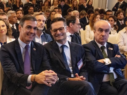 Pedro Sánchez, presidente del Gobierno español, Joseph Oughourlian, presidente de PRISA,  y Mariano Jabonero, secretario general de la OEI