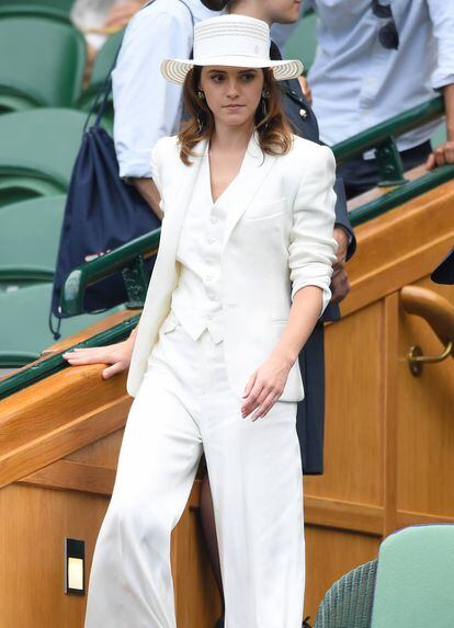 Emma Watson lleva un traje blanco de tres piezas: chaqueta, pantalón y chaleco, de Ralph Lauren.