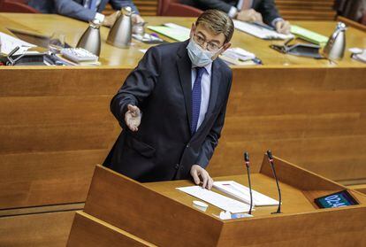 El presidente de la Generalitat Valenciana, Ximo Puig, durante la sesión de control al Ejecutivo autonómico en las Cortes.