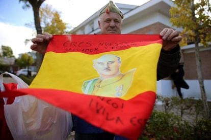 Cerca de un centenar de franquistas se concentran ya en las inmediaciones del cementerio de Mingorrubio para honrar al dictador Francisco Franco en su "segundo entierro". La zona está fuertemente vigilada por el dispositivo policial organizado al efecto.