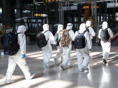 Turistas chinos con trajes EPI en el aeropuerto de Madrid-Barajas el pasado 2 de noviembre.