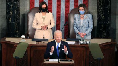 El presidente Joe Biden, durante su discurso del Estado de la Unión. Atrás, la vicepresidenta Kamala Harris y la líder del Congreso, Nancy Pelosi, en el Capitolio.