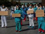 GRAF1924. MADRID, 28/09/2020.- Un grupo de enfermeras se manifiesta en el exterior del hospital La Paz en Madrid este lunes. El sindicato de enfermería SATSE ha anunciado que convoca una huelga indefinida en toda la sanidad pública a partir del 7 de octubre, que afectará a la Atención Primaria, hospitales, Summa 112 y a las residencias de mayores públicas. "Estamos hartos de soportar plantillas exiguas, que se nos niegue la posibilidad de conciliar, de no poder cuidar de nuestros hijos o de tener que encadenar contratos (algunos de horas de duración) que nos impide una mínima estabilidad en el empleo", explica la secretaria general de SATSE, Teresa Galindo. EFE/ Emilio Naranjo