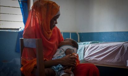 Sulhiya, 17 años, sostiene en brazos a su hija recién nacida en el centro de salud de Uroa, en Zanzíbar.