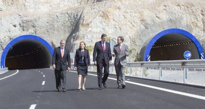 Mariano Rajoy, entre Ana Pastor y Felipe López, en el tramo de la A-7 inaugurado.