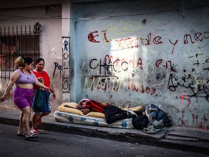 Dos mujeres caminan junto a un hombre en situación de calle, en Buenos Aires (Argentina), en una imagen de archivo.