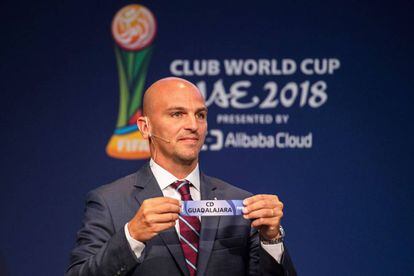 El exfutbolista Esteban Cambiasso muestra la papeleta del CD Guadalajara durante el sorteo del Mundial de Clubes de este martes