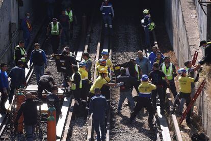 Personal de rescate trabaja en la zona del accidente del Metro en Ciudad de México, el pasado 7 de enero.