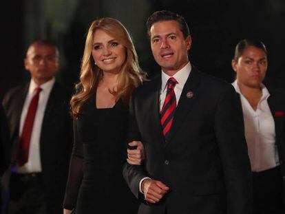 El presidente de México, Enrique Peña Nieto, acompañado de su esposa Angélica Ribera, el pasado 13 de abril, en Lima (Perú).