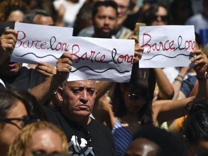 Tres personas portan el dise&ntilde;o creado por Amat en la concentraci&oacute;n de personas tras el atentado de La Rambla. 