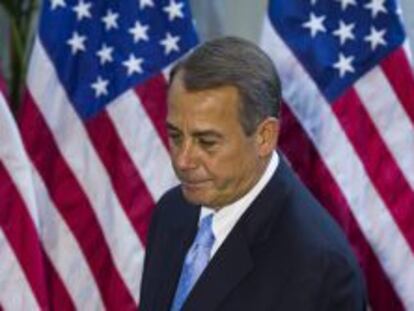  El presidente de la C&aacute;mara de Representantes, el republicano de Ohio John Boehner, comparece a los medios tras reunirse con los republicanos de la C&aacute;mara baja de EE.UU., en el Capitolio, Washington DC, EE.UU., el 15 de octubre de 2013.  