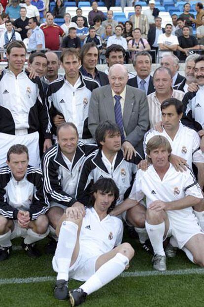 Alfredo di Stéfano posa con los veteranos del Madrid.