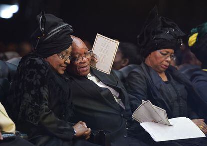 Winnie Mandela, el presidente sudafricano Jacob Zuma y la viuda de Mandela, Graca Machel, durante el funeral en Qunu. 