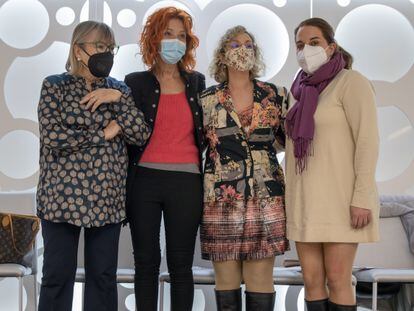 María Sevilla, tercera por la izquierda, junto a representantes de organizaciones feministas, este martes durante la rueda de prensa en Madrid.