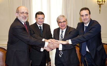 Los representantes del CGPJ y la Fundaci&oacute;n Agbar, durante la firma del acuerdo.