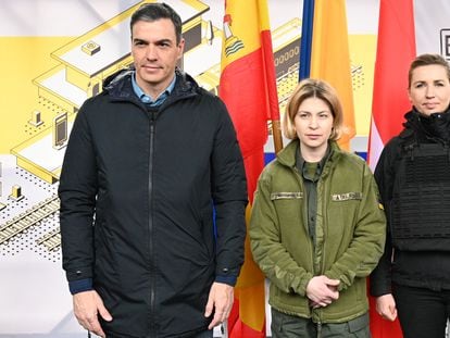 Sánchez y la primera ministra danesa, Mette Frederiksen (derecha), este jueves a su llegada a Kiev, junto a la vice primera ministra ucrania de Asuntos Europeos, Olha Stefanishyna.