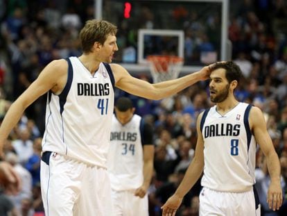 Nowitzki felicita a Calderón tras la victoria.