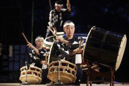 Actuación de los percusionistas de Kodo durante el festival de la Celebración de la Tierra, en Sado-Ga-Shima (Japón).