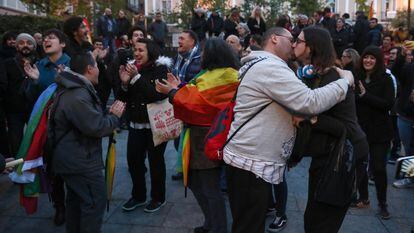 'Besada' organizada por el colectivo LGTBI en la plaza Pedro Zerolo para protestar por unas declaraciones de la Conferencia Episcopal sobre la homosexualidad.