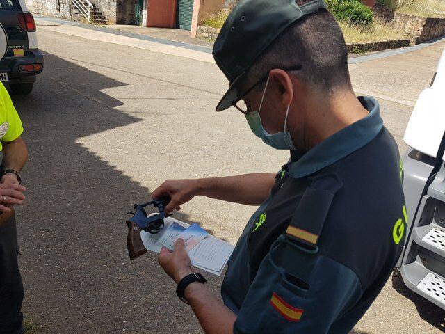 Un guardia civil revisa los datos de un revólver para el Registro Nacional de Armas (Foto: GC).