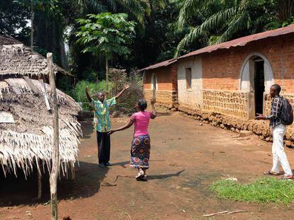 El padre de Charles recibe a su mujer, Marie-Vincent, en su casa de Itipo (República Democrática del Congo).