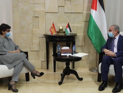 La ministra de Exteriores de España, Arancha Gonzalez Laya, y el primer ministro palestino, Mohammad Ashtiyeh, reunidos en Ramala este jueves.
