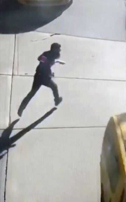 Una imagen del terrorista portando dos armas falsas corriendo por la calle tras cometer el atentado y antes de ser arrestado.
